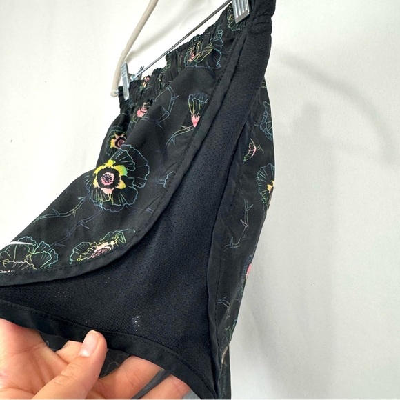 Nike Running Shorts 3” Lined Light Dri-Fit Women’s XS Black Floral High Waisted - Picture 3 of 12